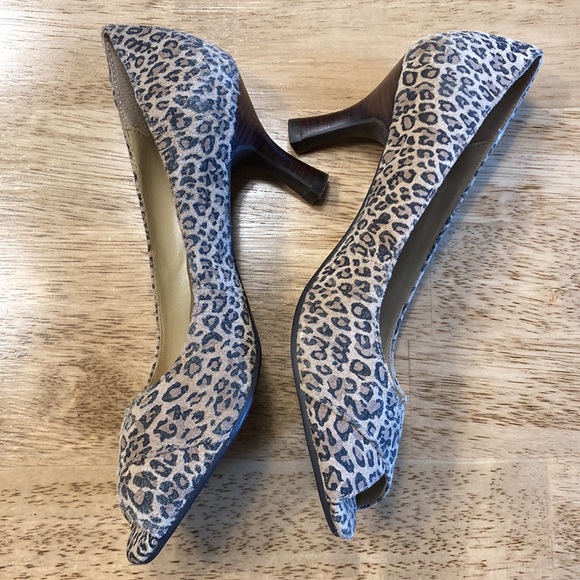 Lovely Kenneth Cole Reaction leopard print, peep toe, wood stacked heels - Picture 4 of 9